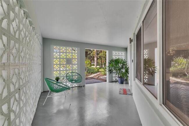 Building Photo - 204 SW 19th Ave