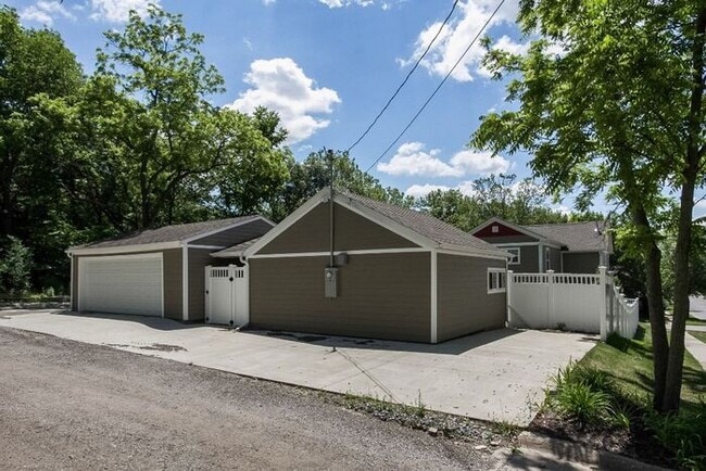 Building Photo - $4,400 | 5 Bedroom, 3 Bathroom House | Pet...