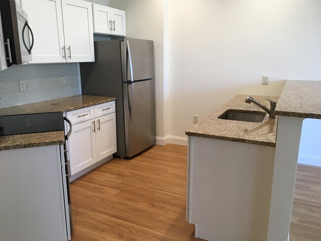 Building Photo - 875 Elm St