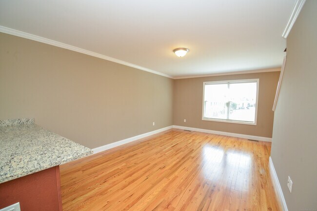 Building Photo - 341 Meadowside Rd