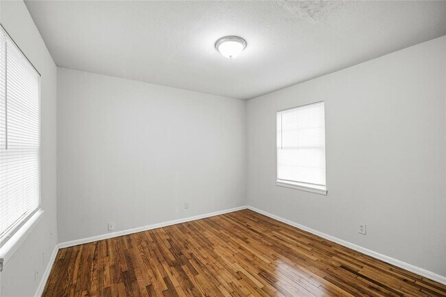 Building Photo - 4710 Meadow Park Dr
