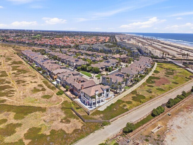 Building Photo - Luxury Coastal Living in Guard-Gated Ocean Colony