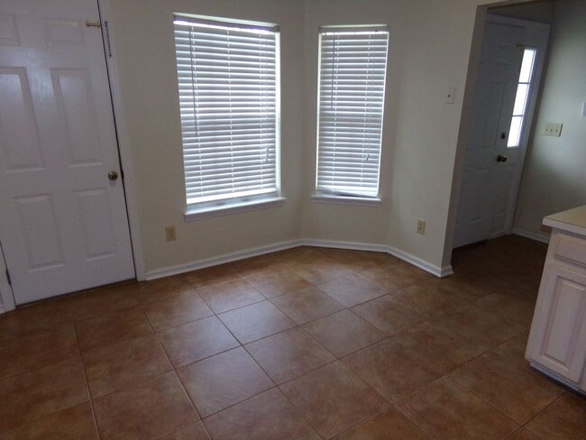 Building Photo - Nice 3/2 in convenient location