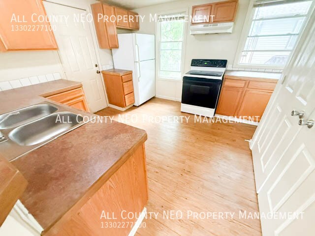 Building Photo - 470 Allyn St