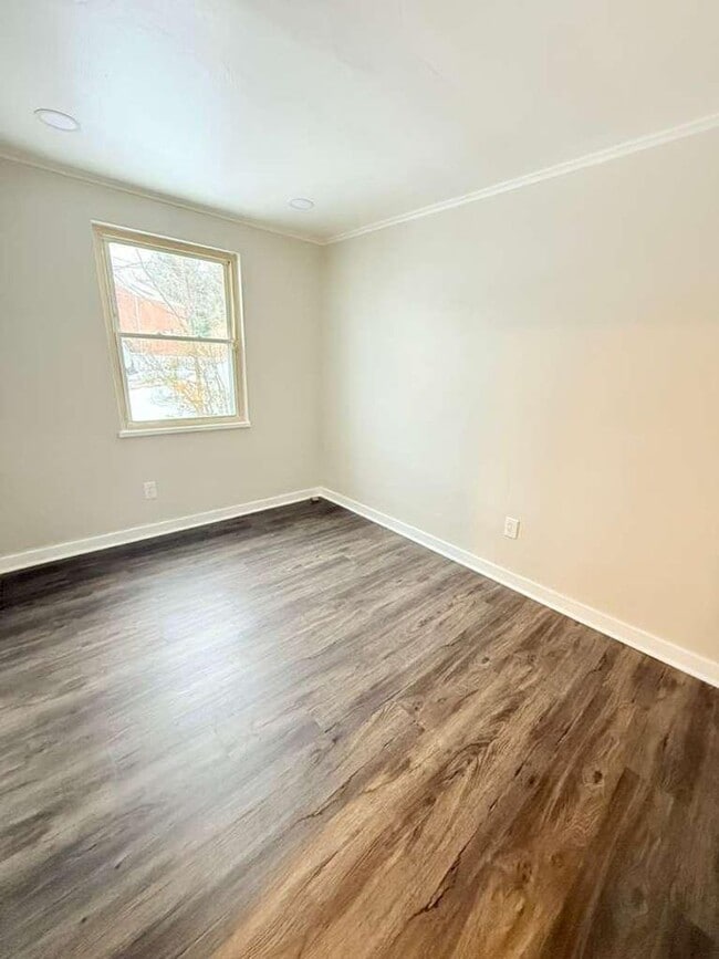 Building Photo - Spacious and beautifully updated 3-bedroom, 1.5-bath