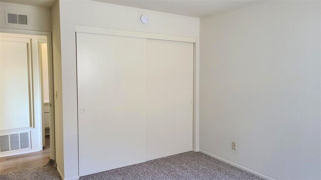 Building Photo - 3049 Jeffrey Dr
