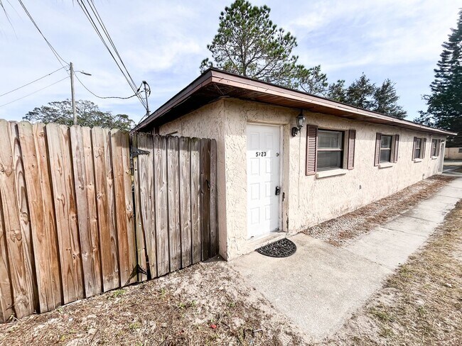 Building Photo - 5723 Silver Spur Dr