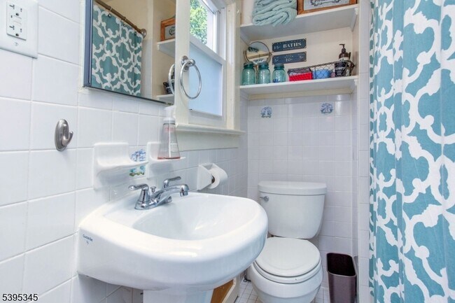 Building Photo - 142 Forest St