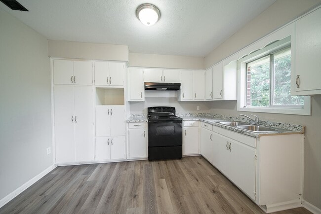 Building Photo - Coming Soon! Spacious 3 Bedroom 2 Bath!