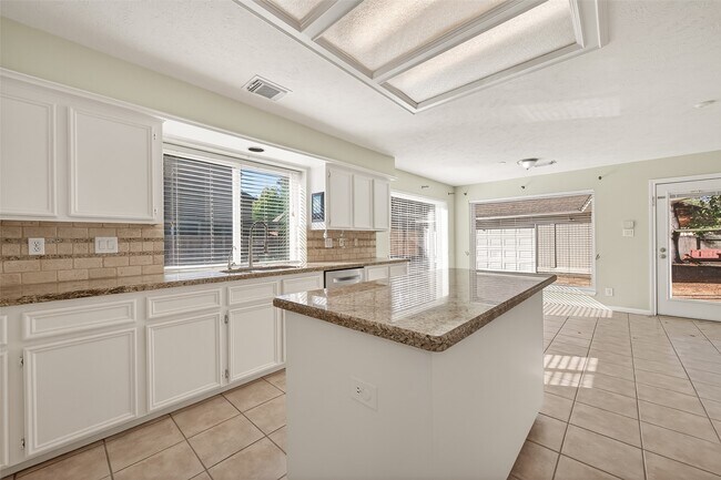 Building Photo - 1918 Shadow Forest Dr