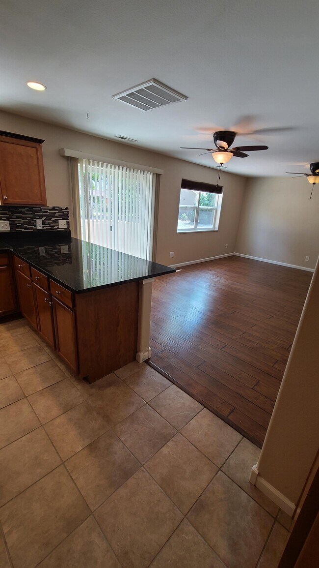 Building Photo - 807 Montclair Dr