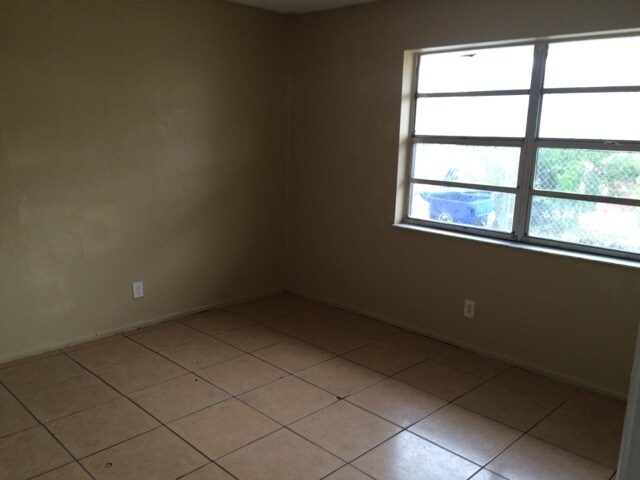 Building Photo - 1104 NW 8th Ave