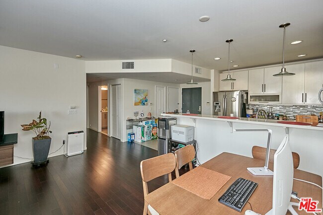 Building Photo - 733 S Manhattan Pl