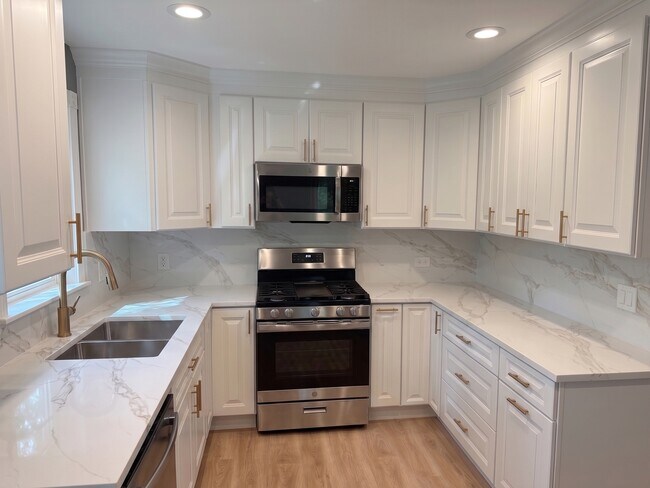 Building Photo - 1829 Wilmette Ave