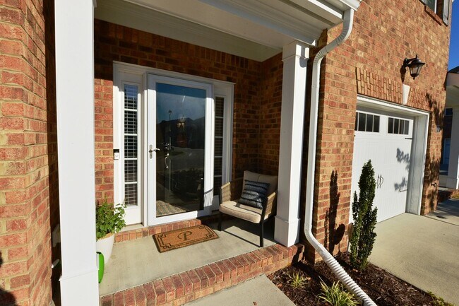 Building Photo - Clubhouse and pool community in the heart of Greenbrier!