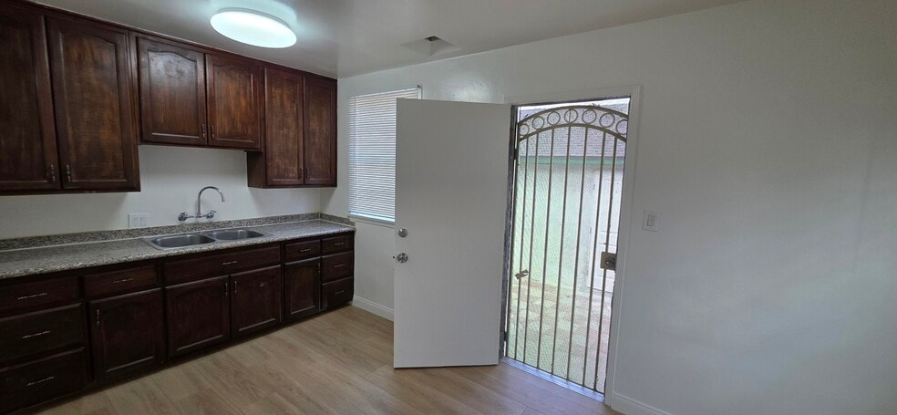 Building Photo - 7034 Hazeltine Ave