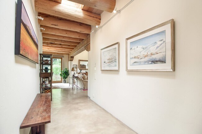 Building Photo - Sun Valley Home, Fully Furnished and Move-in Ready