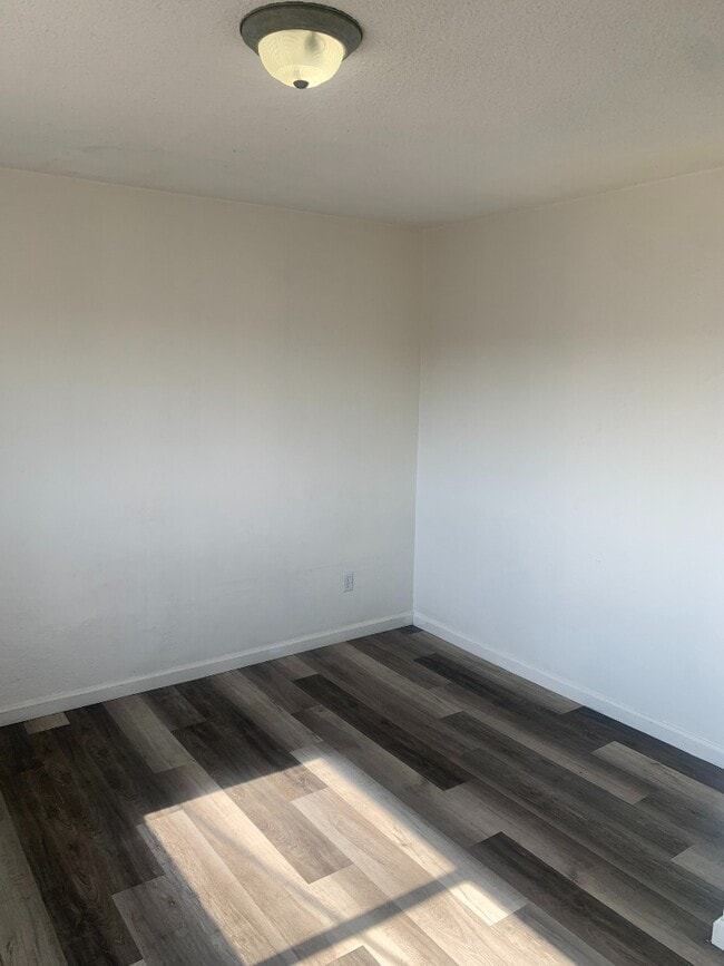 Building Photo - APARTMENT WITH NEW VINYL FLOORS