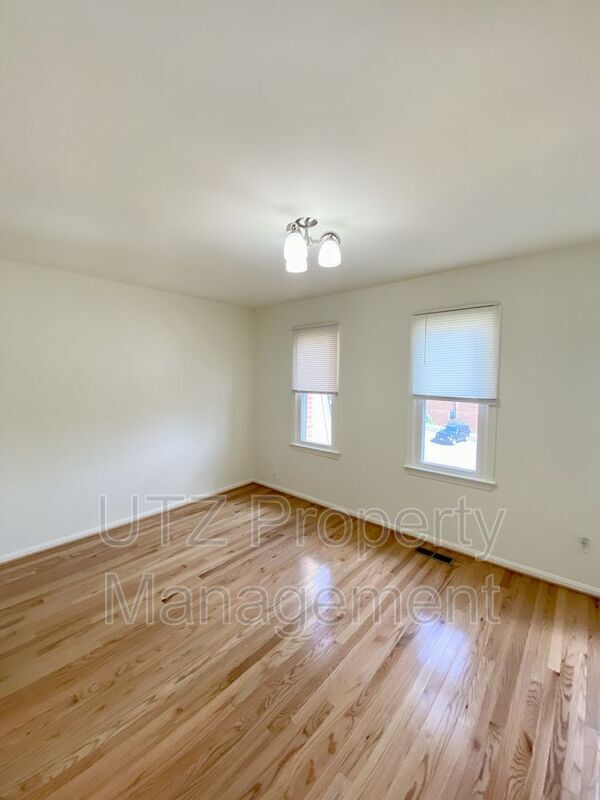 Building Photo - 722 Robinwood Dr