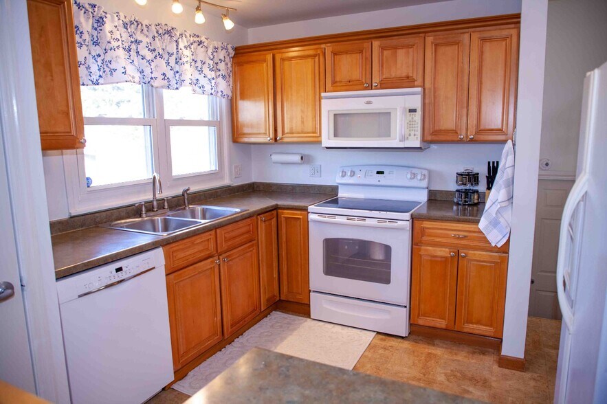 Building Photo - 6738 Red Fox Rd