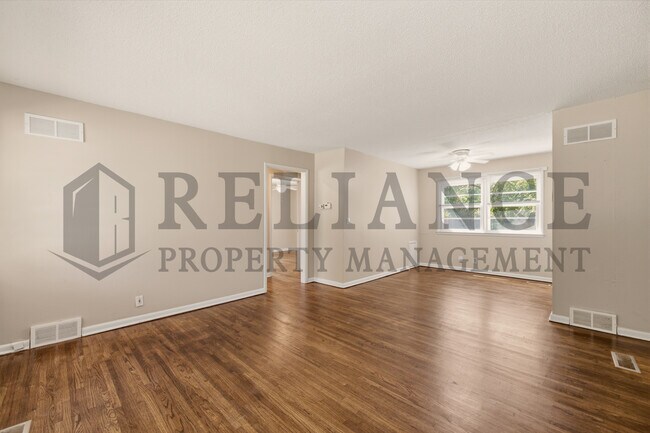 Building Photo - 2017 S Grn Acrs St