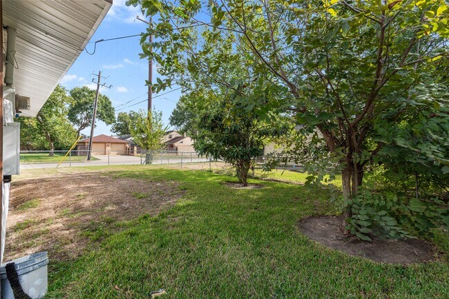 Building Photo - 3734 Daphne St