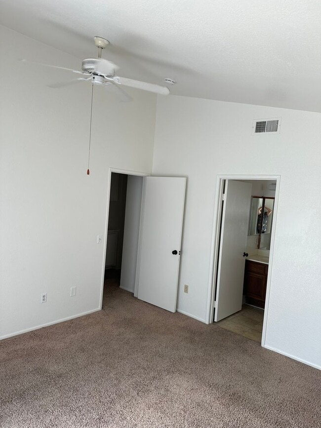 Building Photo - 3 BEDROOM SINGLE STORY