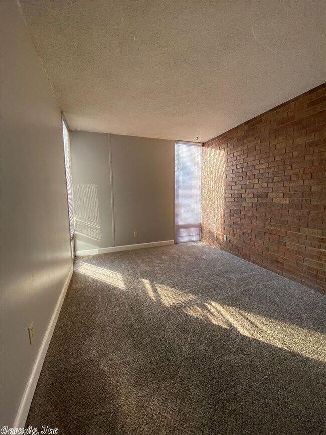 Building Photo - 4501 Hickory Ave