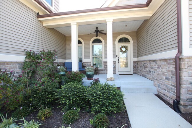 Building Photo - Beautiful Furnished Home Close to Bethany ...