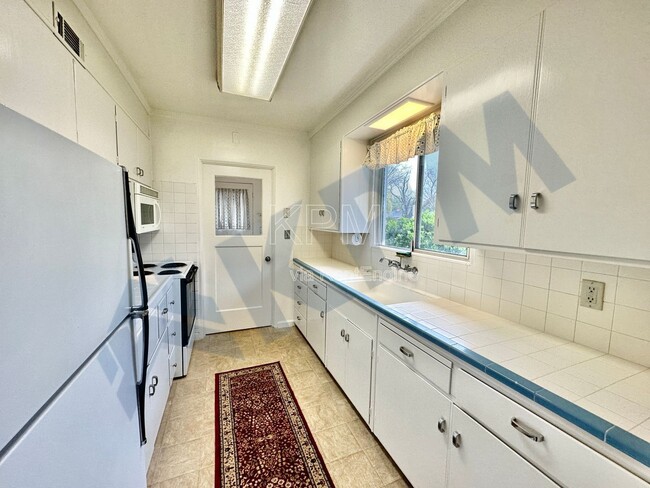 Building Photo - 875 W Alpine Ave