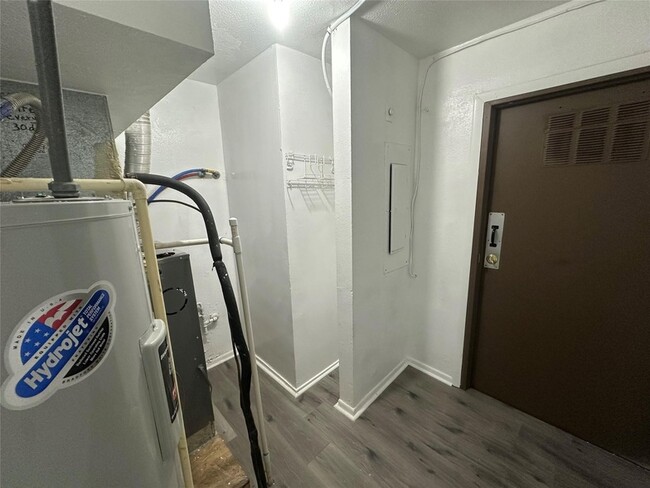 Building Photo - 4723 N Loy Lake Rd