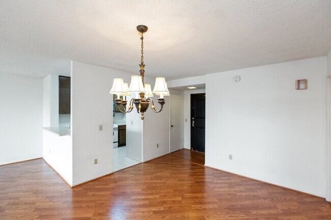 Building Photo - Amazing Opportunity to Rent this well Main...