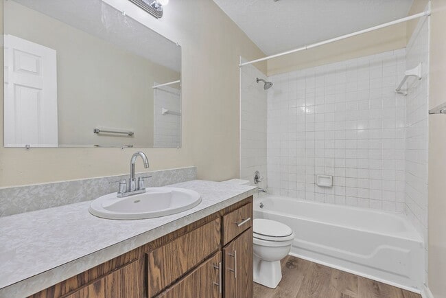 Building Photo - Charming 2-Bedroom Apartment for Rent – Great Location in Ocala! Deposit-Free Move-In Available t...