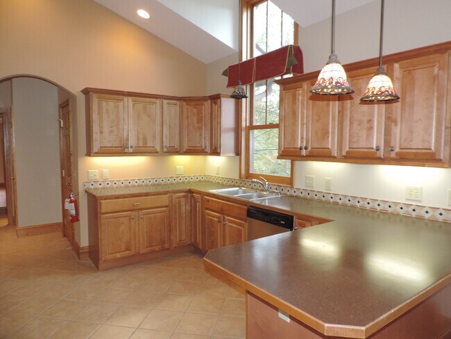 Building Photo - Luxurious 2bd Condo in Downtown Blowing Rock!