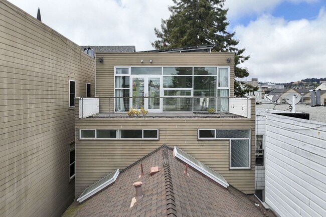 Building Photo - 1076 S Van Ness Ave