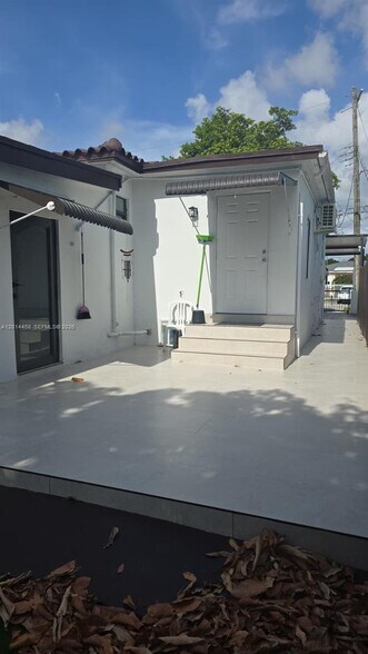 Building Photo - 801 NW 35th Ave