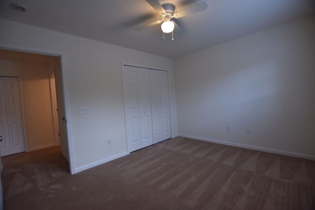 Building Photo - Fantastic 2 bedroom 2 bath end unit townhome