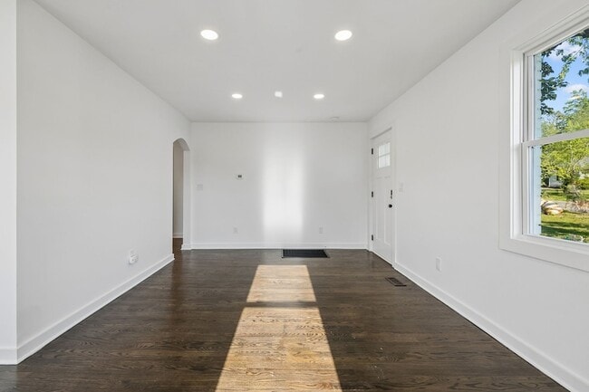 Building Photo - 902 Broadmoor Dr