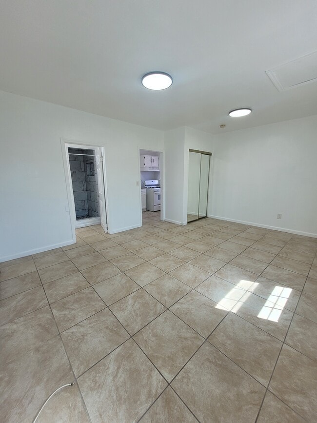Building Photo - 10301 Dalerose Ave