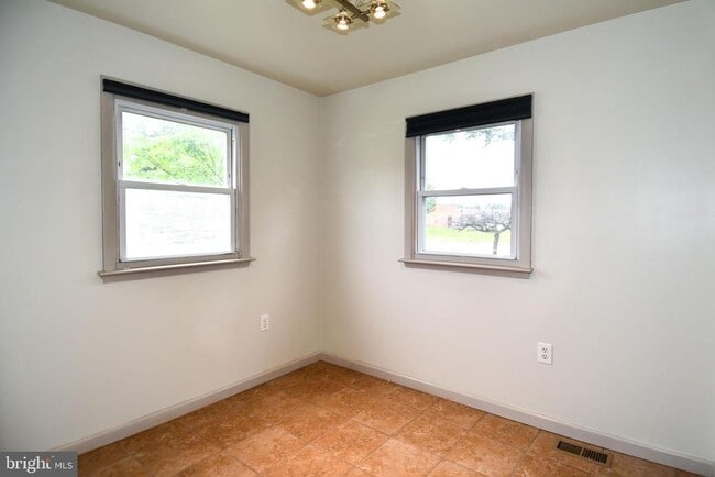 Building Photo - 366 Winmeyer Ave