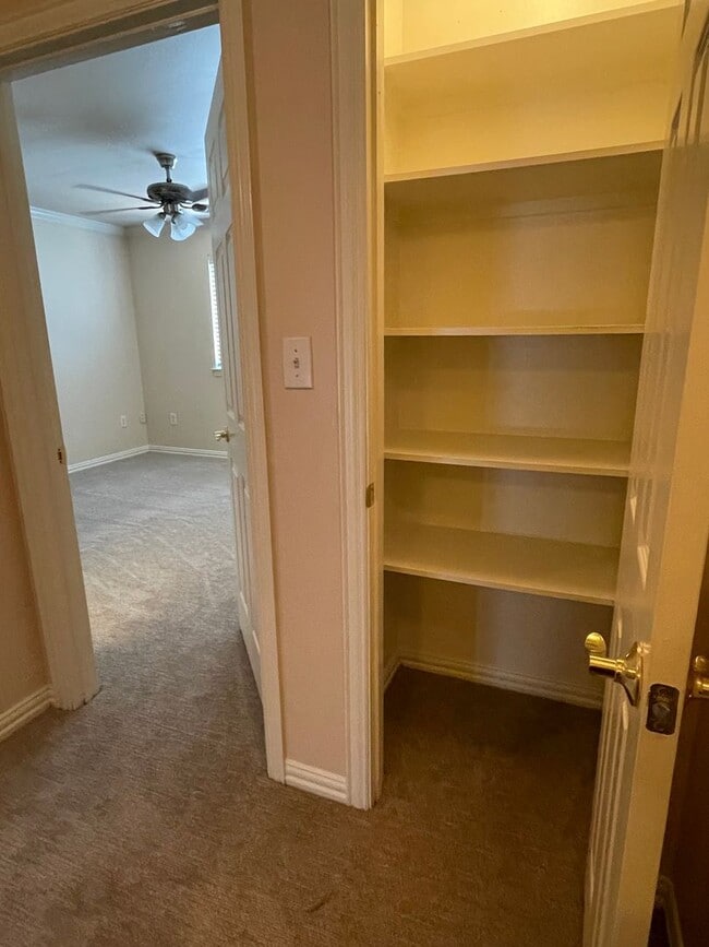 Building Photo - 2 BEDROOM TOWNHOME