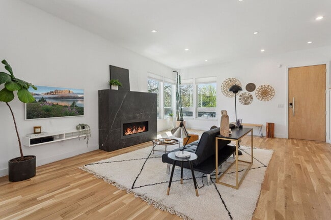 Building Photo - Spacious 5-Bed / 4-Bath home in LoHi for rent