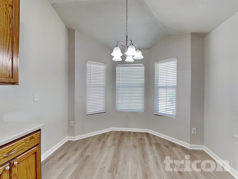 Building Photo - 9822 Vandenberg Way