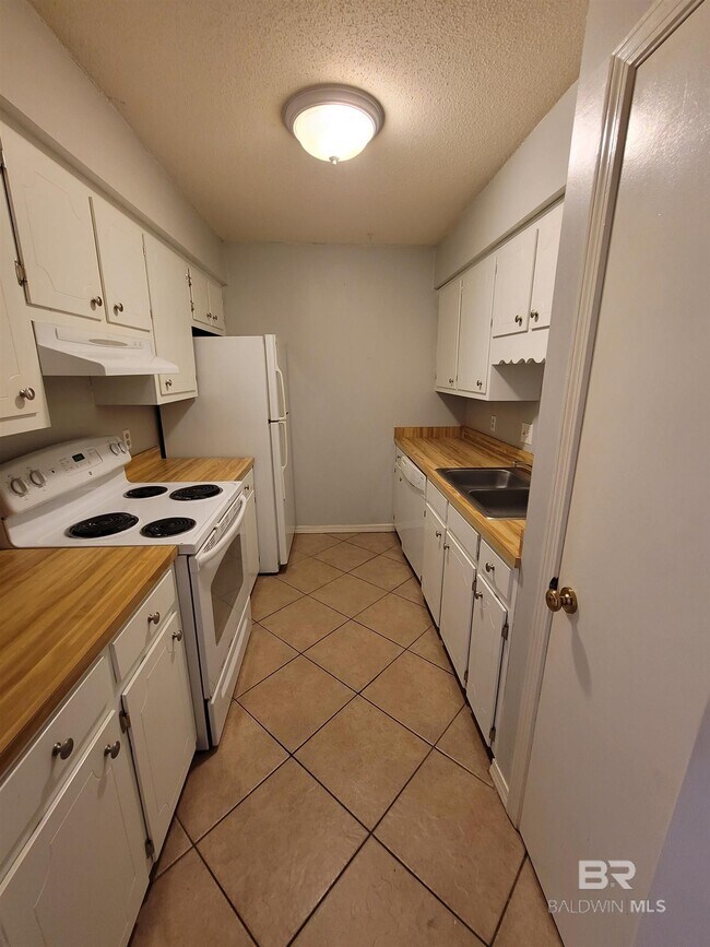 Building Photo - 512 Lake Forest Blvd