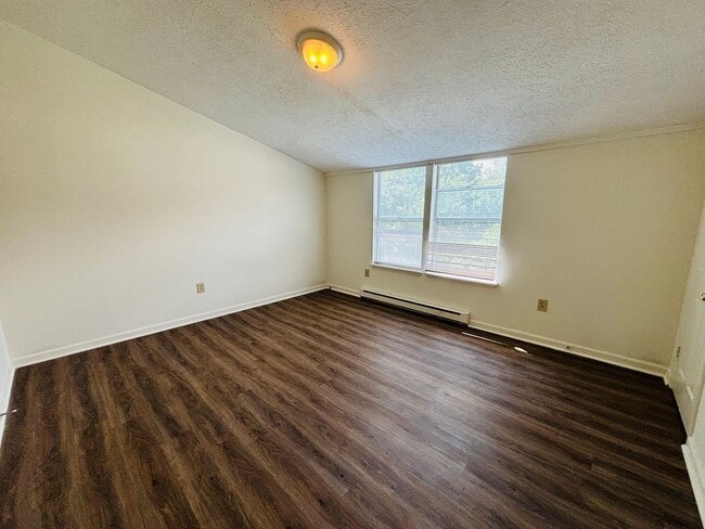 Building Photo - 355 Wakeman Ct NE