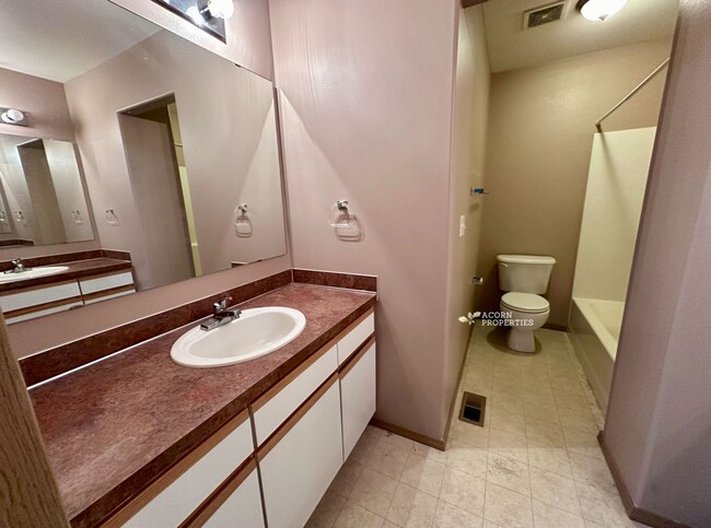 Building Photo - 915 SW Kimball Dr