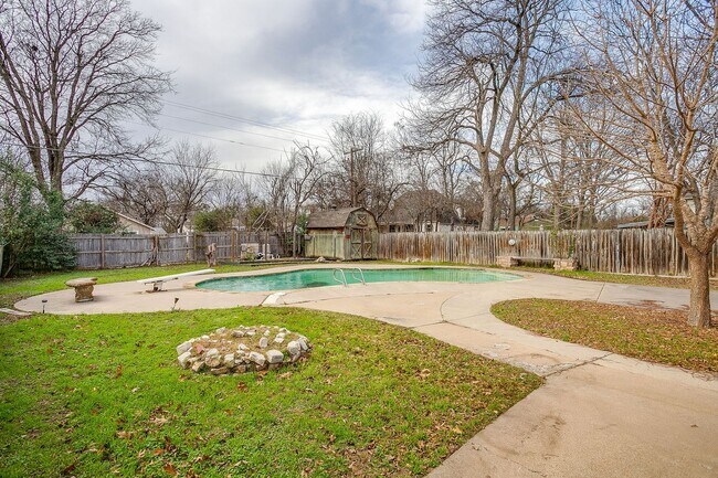 Building Photo - Amazing Historic 1940's Home in Original Cleburne- 4 Bed- 3 Bath w/ Multiple Living Areas- 76033