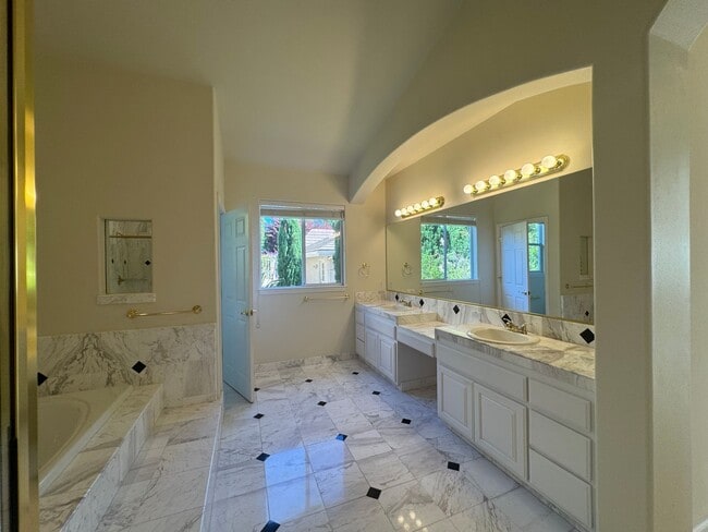 Building Photo - Ocean view home on the hill in Santa Cruz!