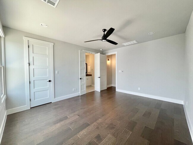 Building Photo - 311 E Evergreen St