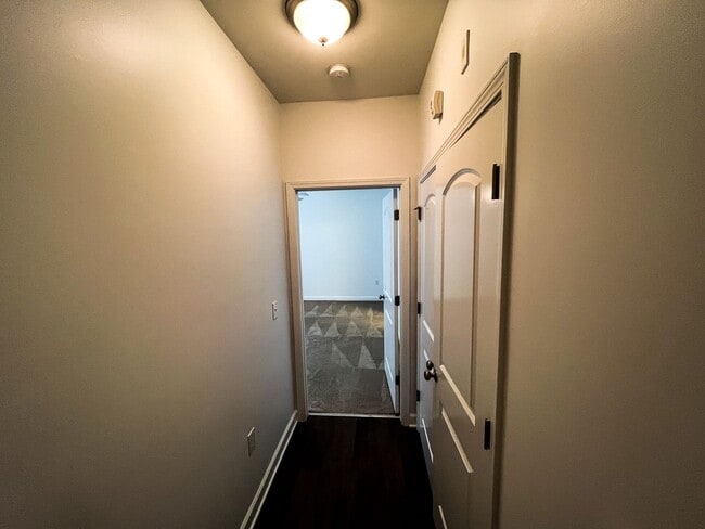 Building Photo - Greensboro 2 Bedroom, 2 Bathroom Condo